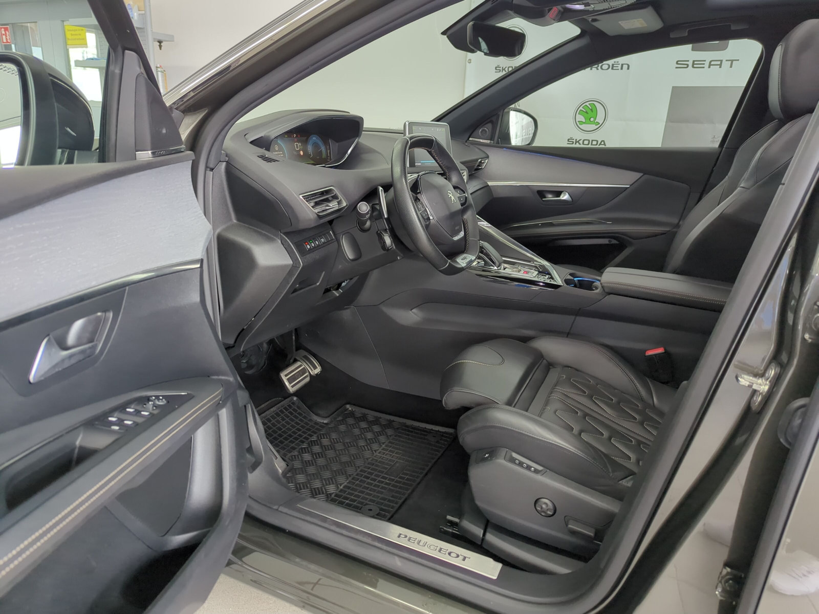 3008 Hybrid4 300 GT EAT8*PANO*LEDER*FOCAL*