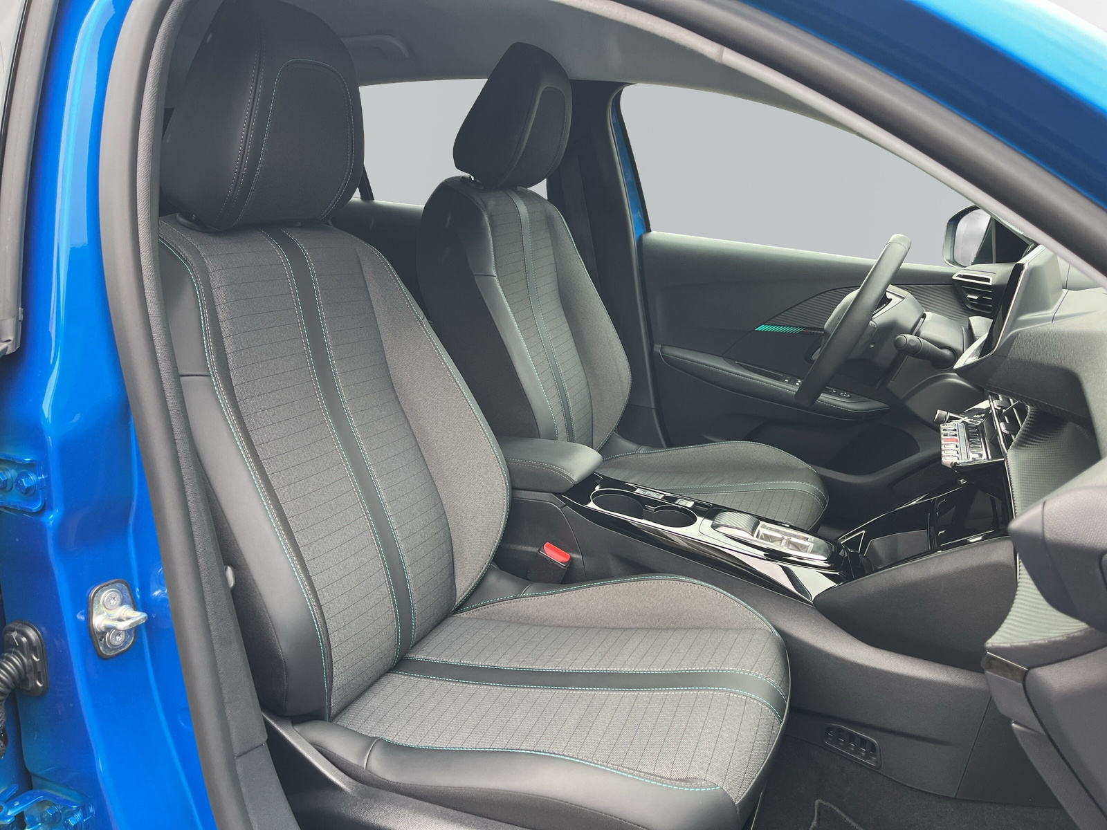 208 e- Allure 50kWh *KAMERA*NAVI*SHZ*