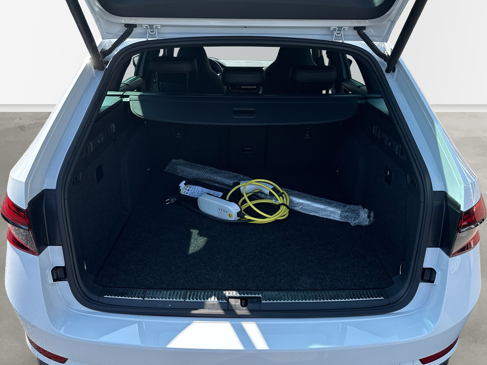 Superb Combi iV Sportline *LED*NAV*SHZ*3-Zonen*