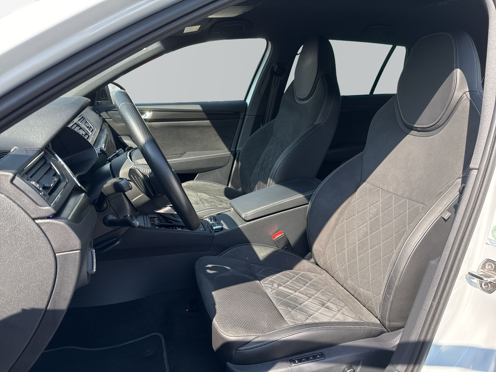 Superb Combi iV Sportline *LED*NAV*SHZ*3-Zonen*