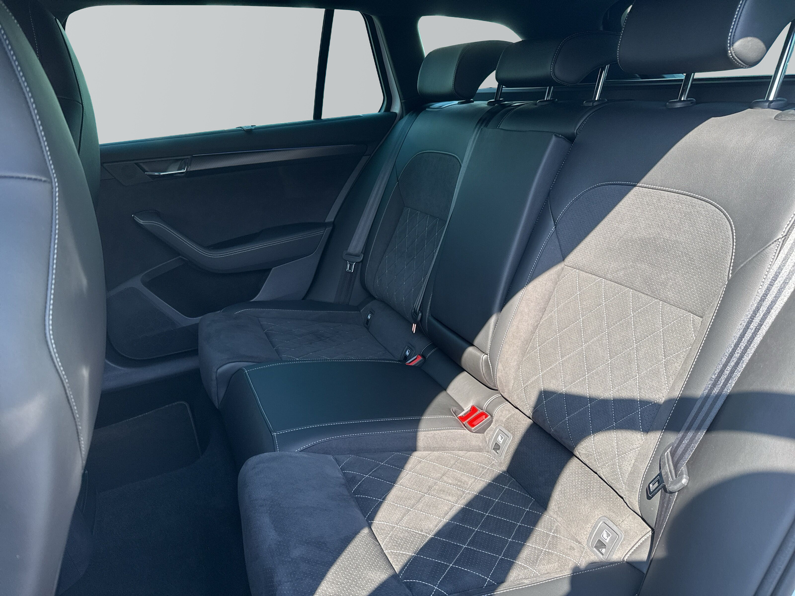 Superb Combi iV Sportline *LED*NAV*SHZ*3-Zonen*