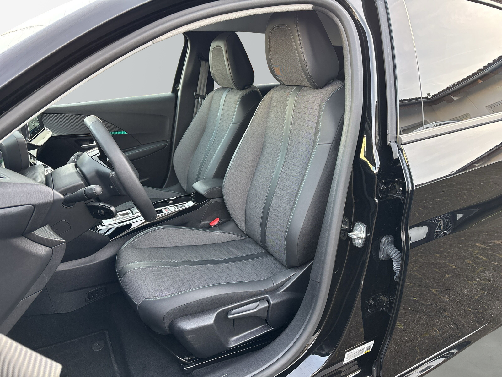 e 208 e- Allure Pack *SHZ*LED*NAVI*