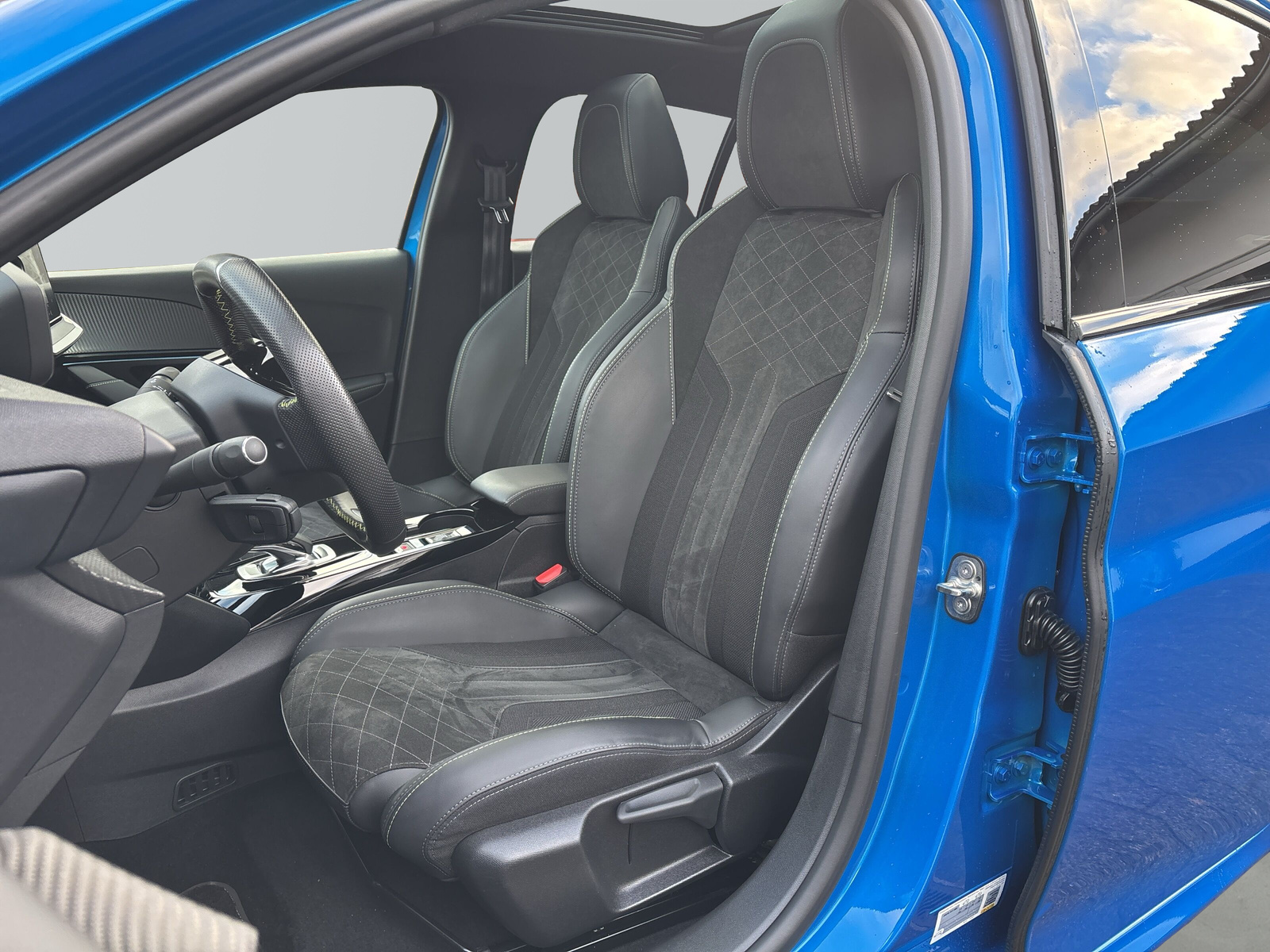 208 E GT Pack 50kWh *PANO*SHZ*ACC*