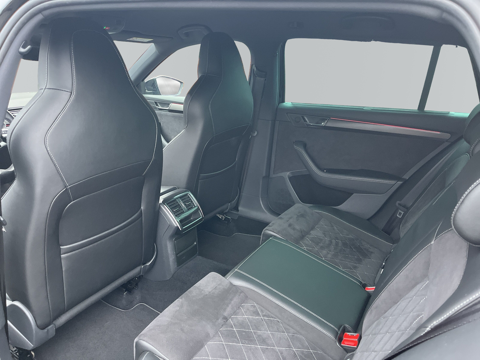 Superb Combi Sportline 2.0 TDI DSG *AHK*WSS-HZG*ACC*KAMERA*