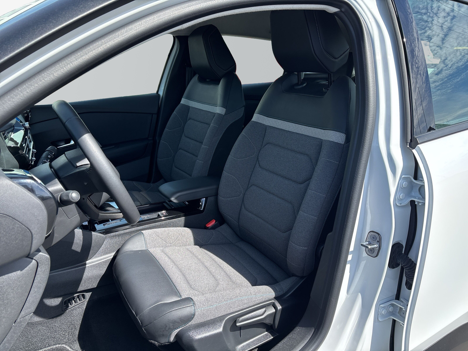 C4 Lim. ë- Feel Pack *SHZ*LED*NAVI*