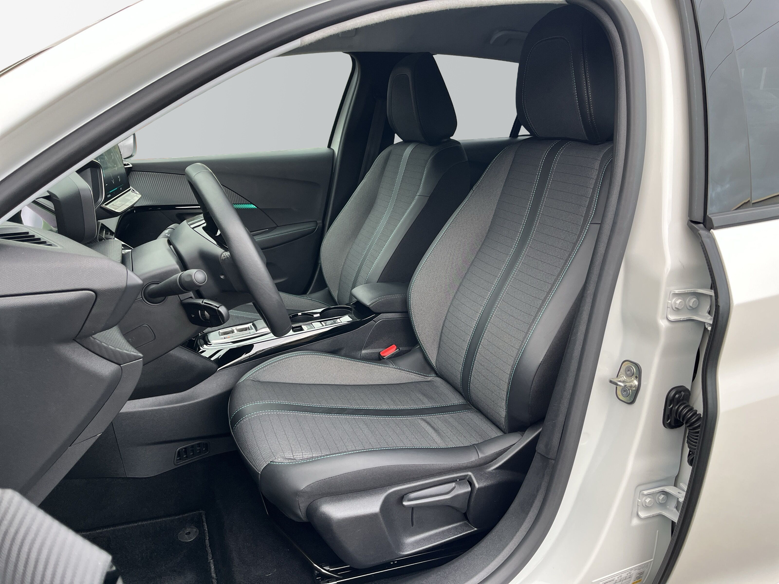 208 e- Allure Pack 50 kWh *NAVI*DAB+*SHZ*11kW*