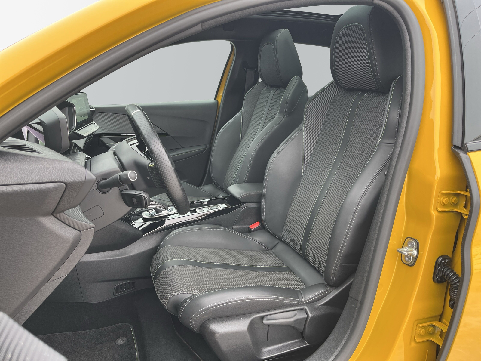 208 e- GT 50 kWh *PANO*SHZ*KAMERA*