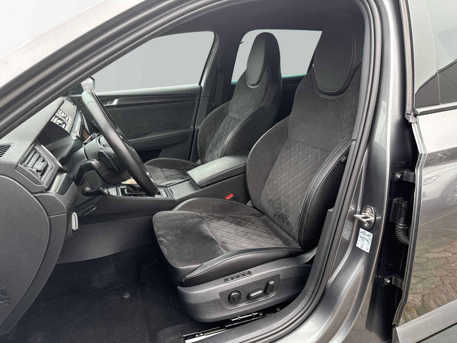 Superb Combi Sportline 2.0 TSI DSG *SHZ*LED*AHK*WSS-HZG*