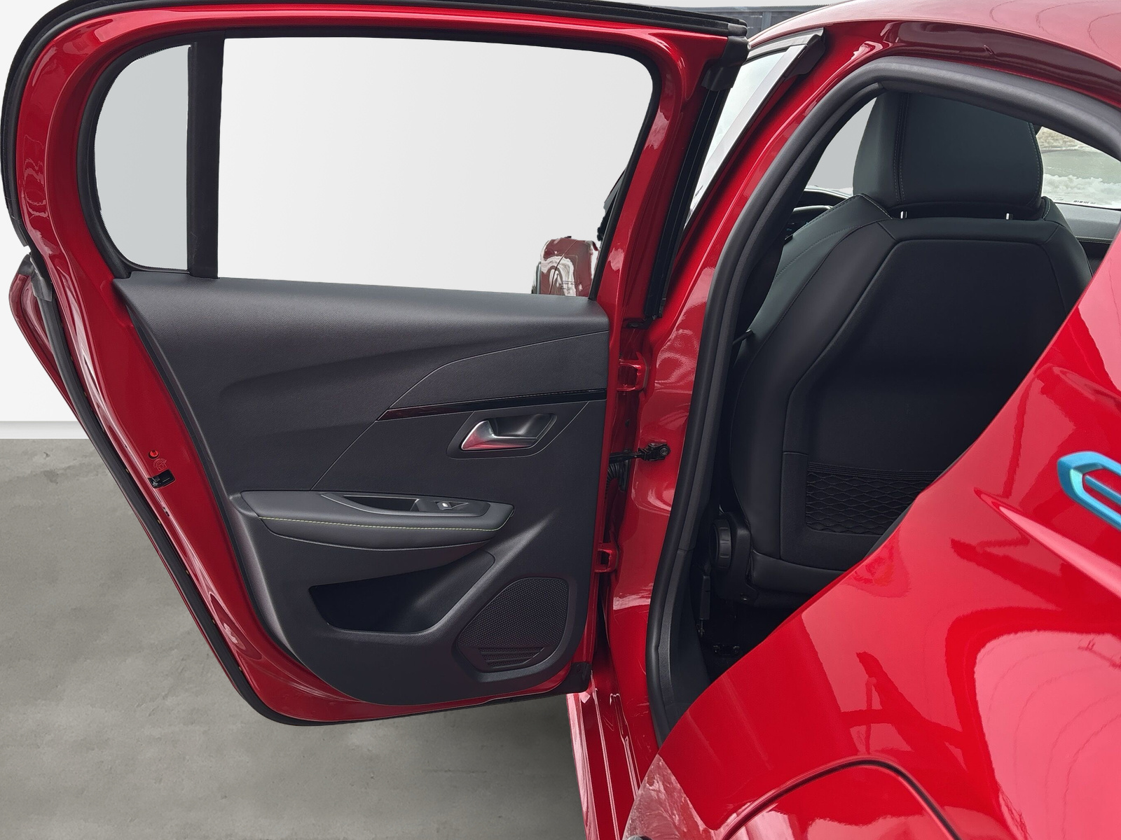 208 e- GT 50kWh *ACC*KAMERA*PANO*SHZ*