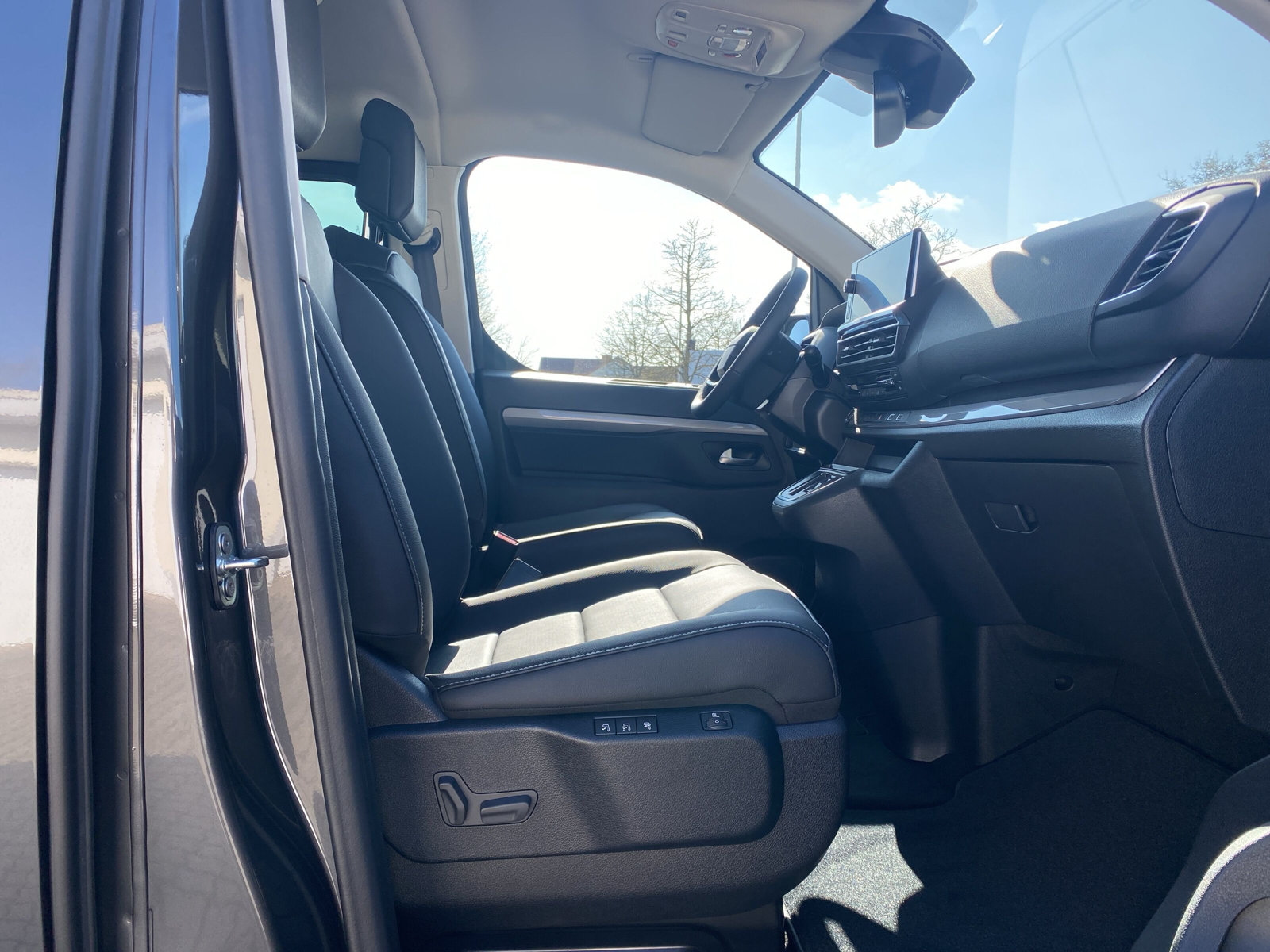 Traveller Allure L2 *SHZ*LED*AHK*NAVI*LEDER*7 SITZE*