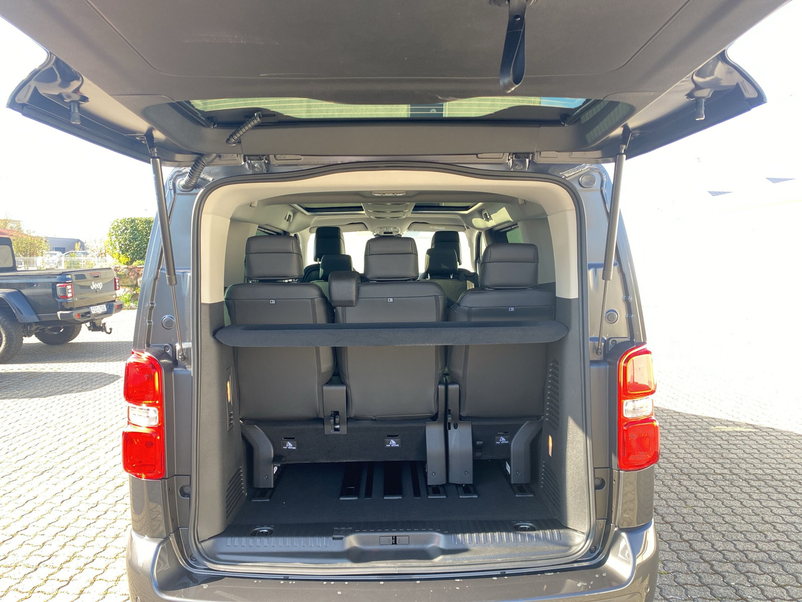 Traveller Allure L2 *SHZ*LED*AHK*NAVI*LEDER*7 SITZE*