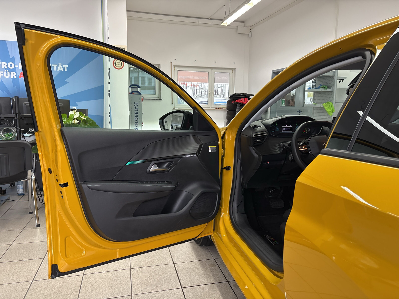 208 E-Allure 50kWh *NAVI*KAMERA*SHZ*PDC*