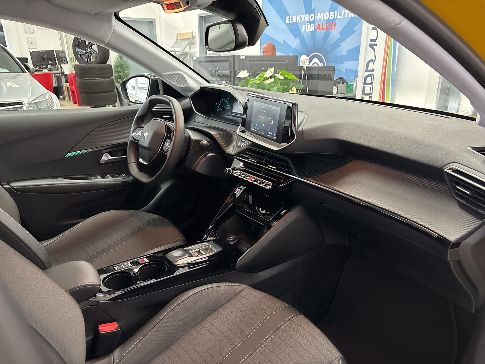 208 E-Allure 50kWh *NAVI*KAMERA*SHZ*PDC*