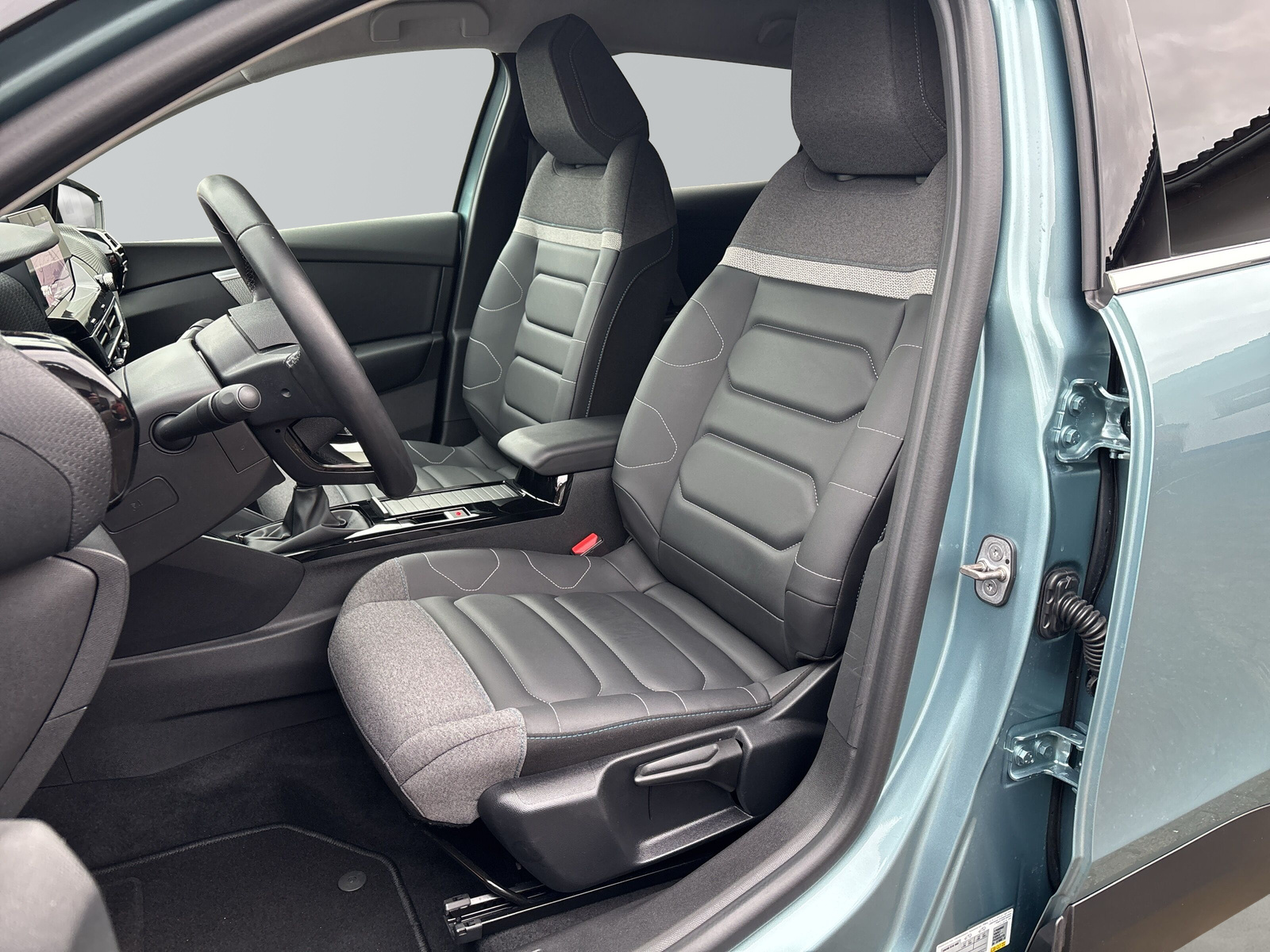 C4 Lim. Shine 1.2 PureTech 130 6-Gang *NAVI*KAMERA*SHZ*2-ZONEN*