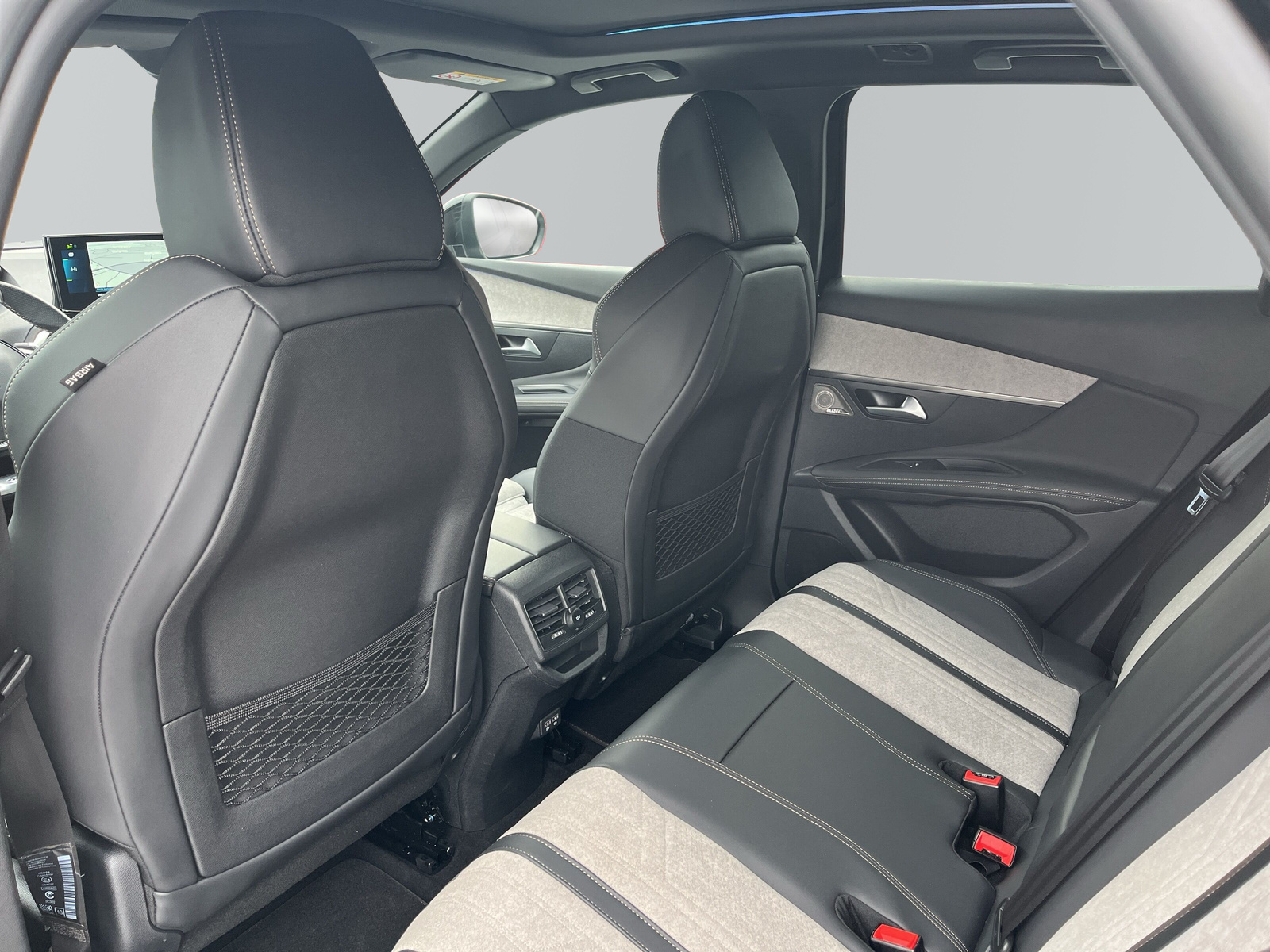 3008 Hybrid4 300 GT 1.6 EAT8 *AHK*NIGHT-VISON*MASSAGE*PANO*FOCAL*