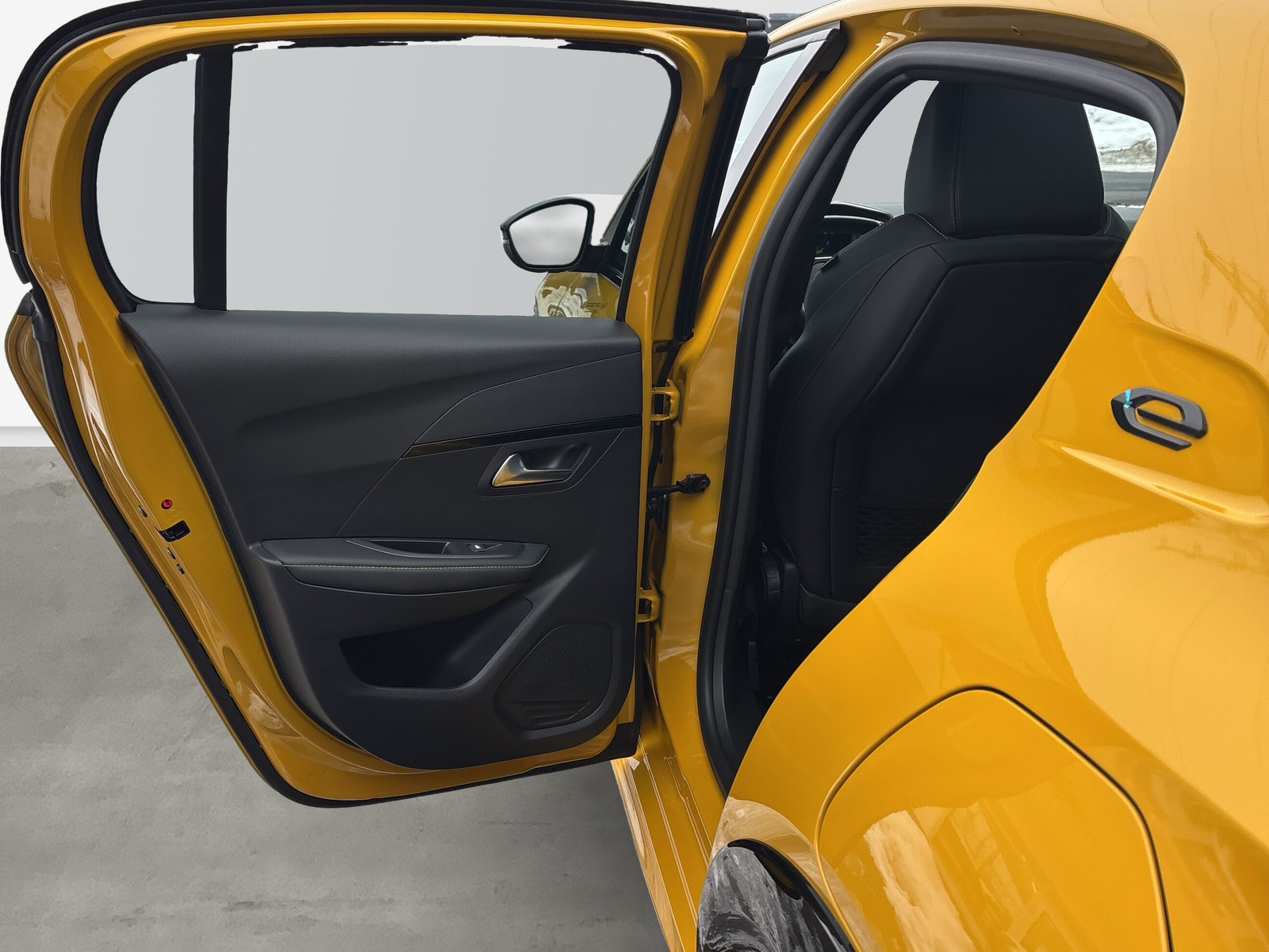 208 e- GT Pack 50 kWh *PANO*SHZ*ACC*KAMERA*